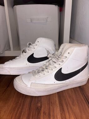 Nike Womens Blazer Mid 77 Size 5.5Y/7W